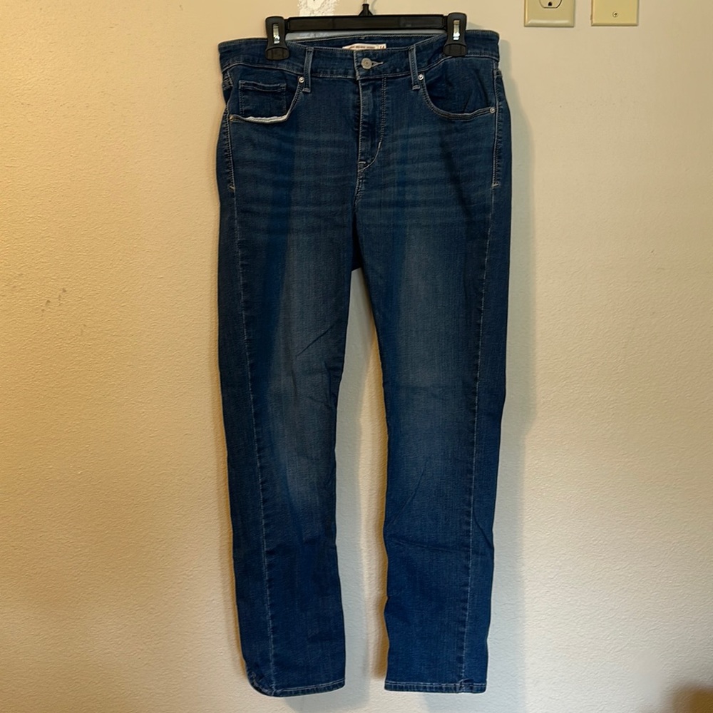 Levi’s classic mid rise, skinny jeans